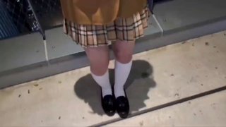 小个子少女被抓到偷窃衣服